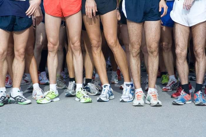 des pieds de coureurs du marathon de Valencia