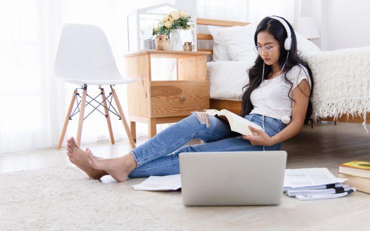 femme regardant la TV en ligne