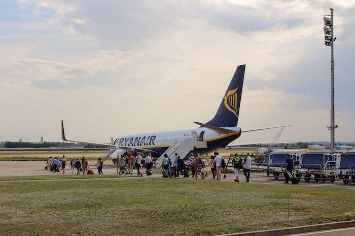 des passagers en train de monter dans un avion Ryanair à Valencia