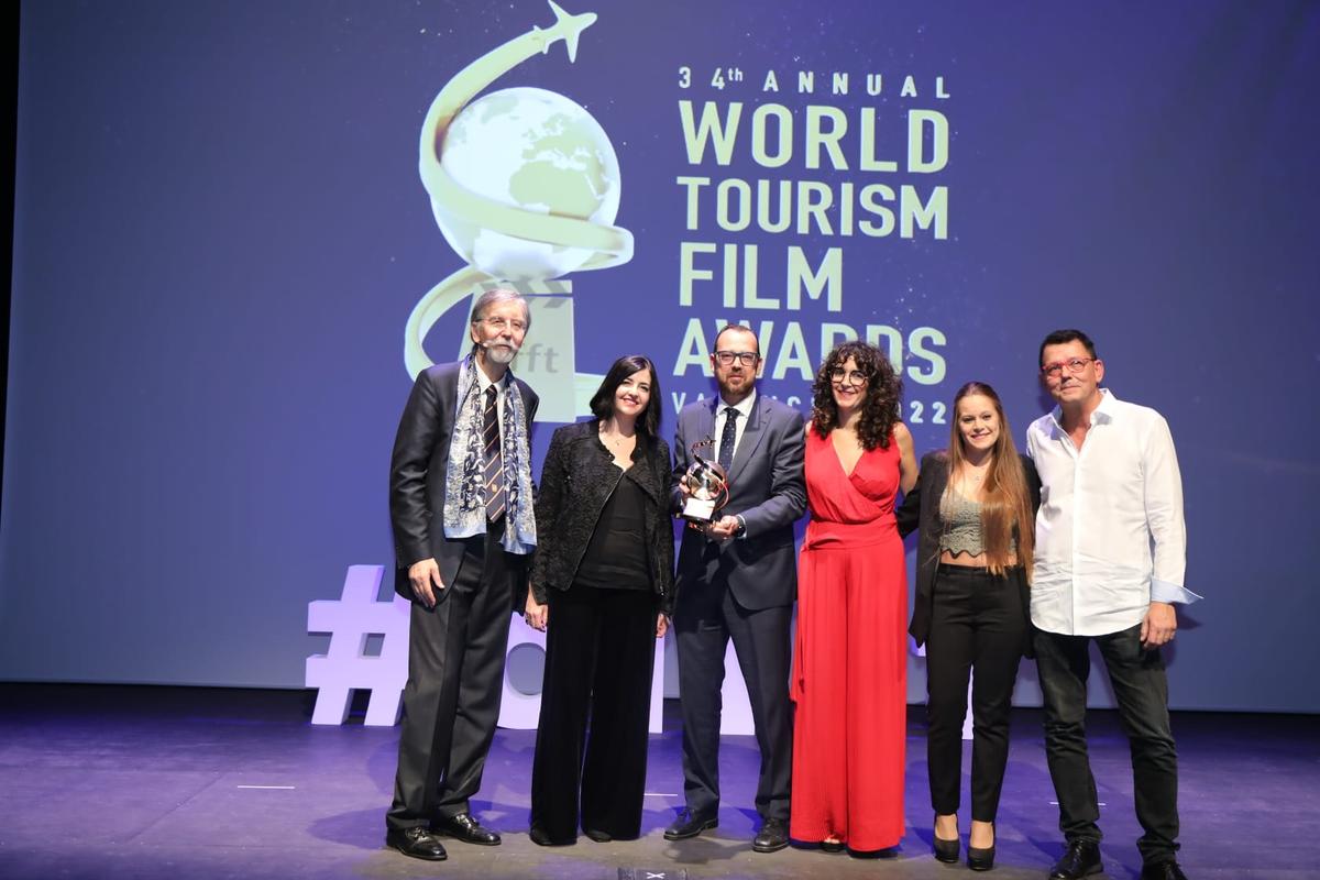 Le directeur général du Tourisme et du Sport d'Andalousie, Alberto Ortiz de Saracho, et à la directrice générale de Proximity Barcelona, Anna Roca, recevant le prix de la meilleure campagne touristique mondiale 