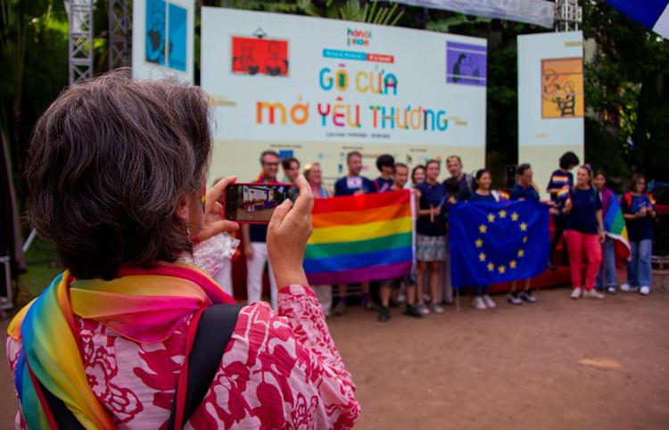 La délégation de l’Union Européenne posant avec des drapeaux, Hanoi - Vietnam