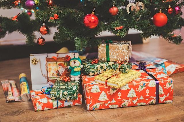 Des cadeaux emballés sous le sapin de noël 