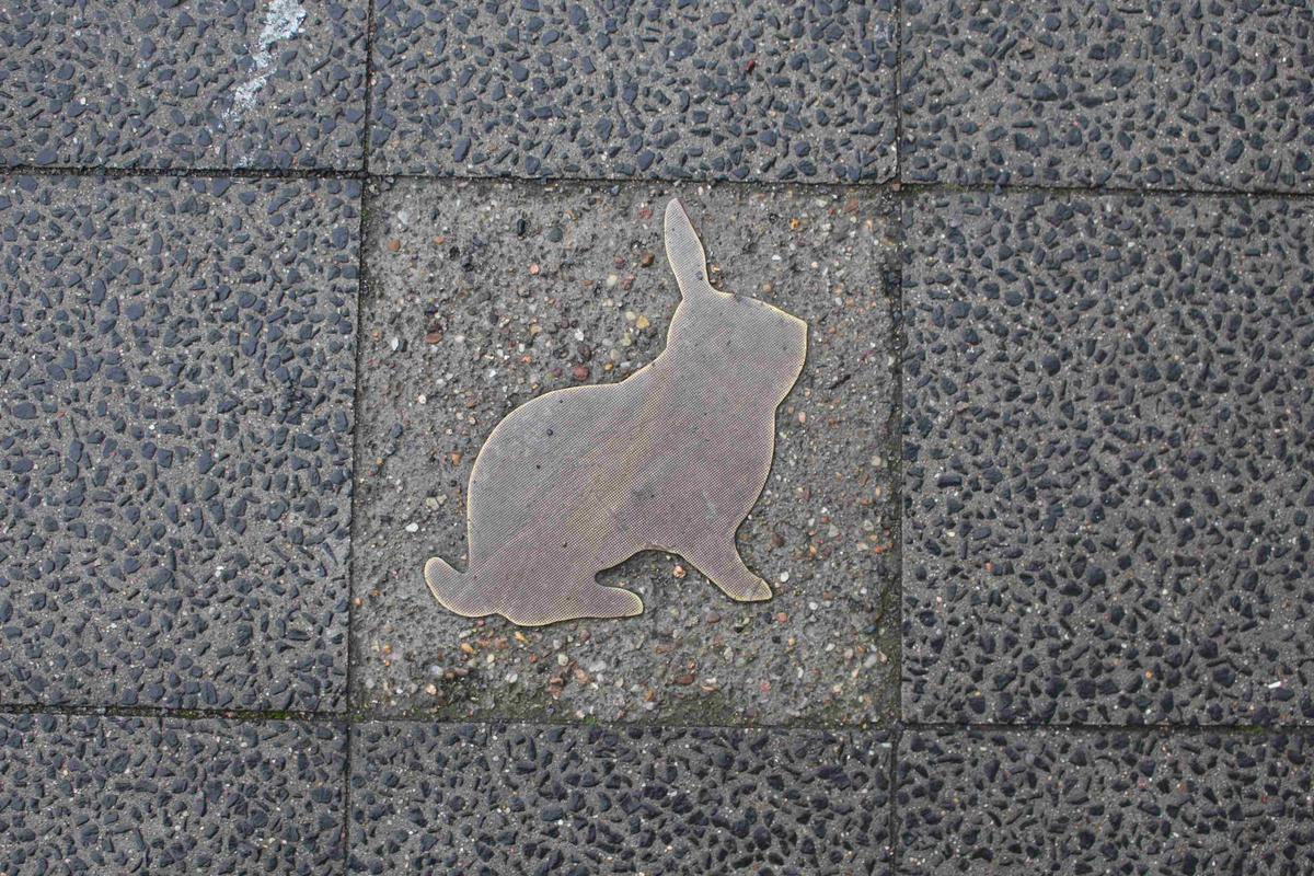 Plaque lapin en laiton sur la Chausseestraße