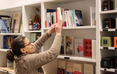 Pascale Barboteau dans sa librairie La Pause Francaise 