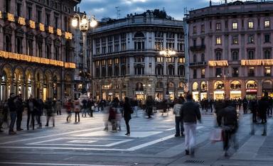 Place Milanavec des personnes qui marchent