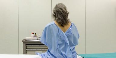 Une femme attend d'être examinée à l'hôpital