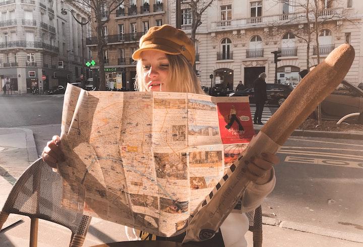 Femme avec baguette de pain dans Paris