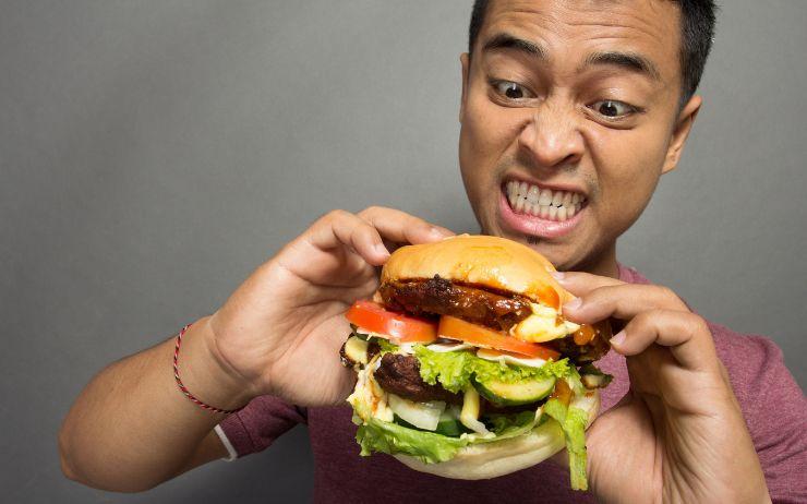 homme avec gros hamburger