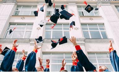 lancé de chapeaux d'étudiants diplômés