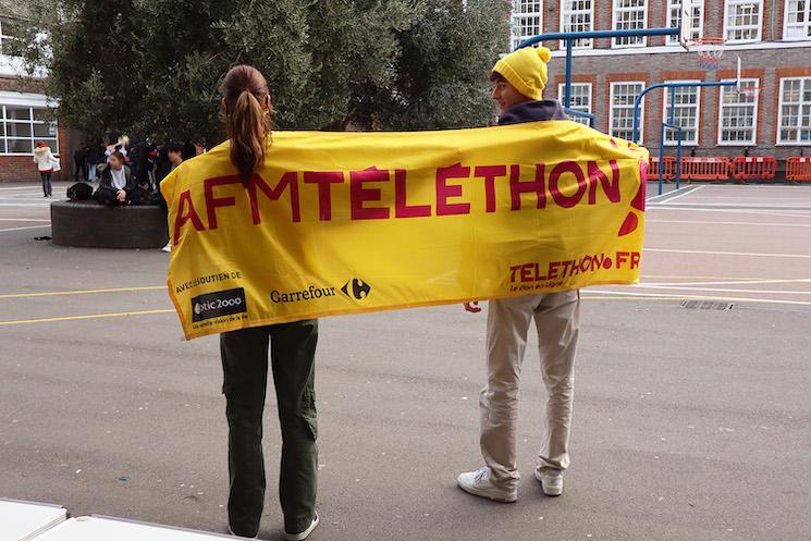 Des lycéens du lycée français Charles de Gaulle de Londres à l'occasion du programme "1000 chercheurs dans les écoles" de l'AFM-Téléthon