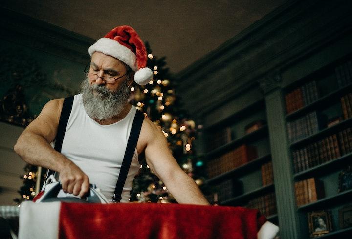 Santa qui repasse des vêtements 