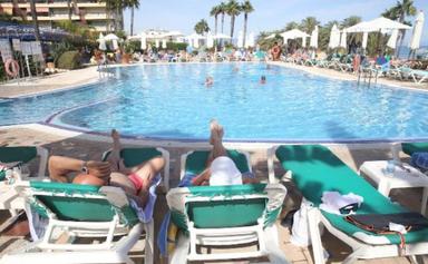 Retraités allongés au bord d’une piscine sur la Costa del Sol