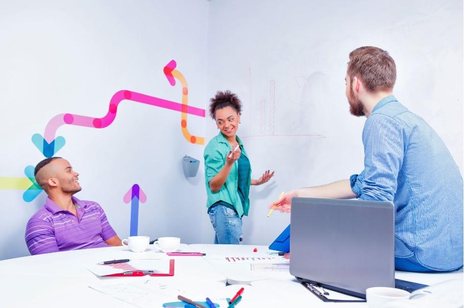 collègue de travail femme qui dessine 