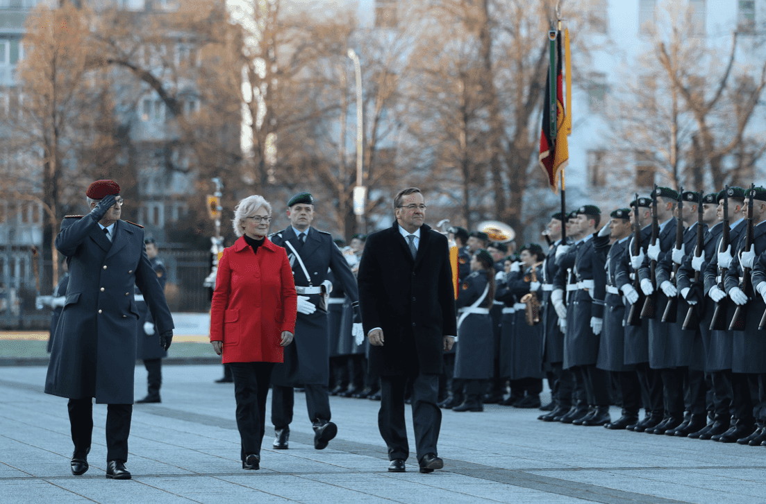 Cérémonie de passation de pouvoir entre les deux ministres ©️ Verteidigungsministerium - Twitter