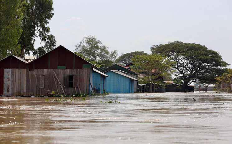 Houses along Prey Tnaut river in Kandal province are inundated on January 16, 2022. (Hean Rangsey:VOD)