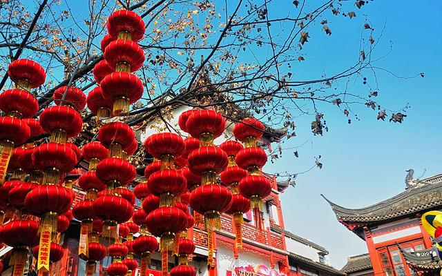 Lanternes rouges Shanghai dans un temple