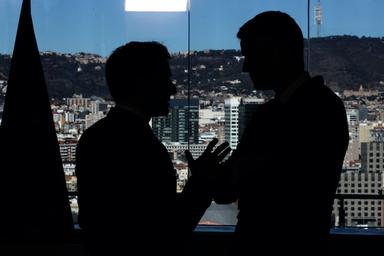 Pedro Sanchez et Macron à contre jour