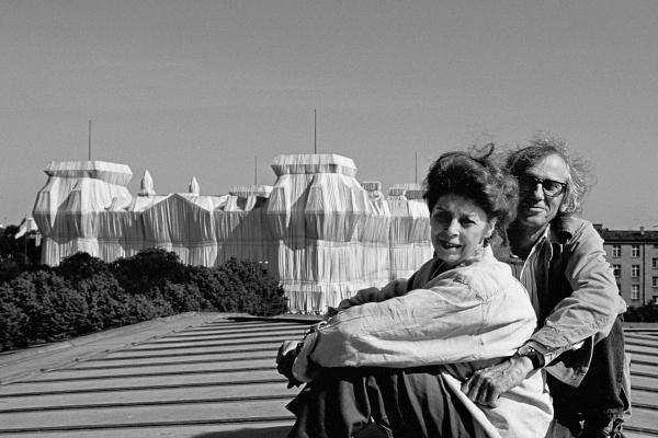 Christo et Jeanne-Claude devant le Reichstag enveloppé, Berlin 1995 © Fondation Christo et Jeanne-Claude/ VG Bild-Kunst, Bonn, 2022, photo : Wolfgang Volz