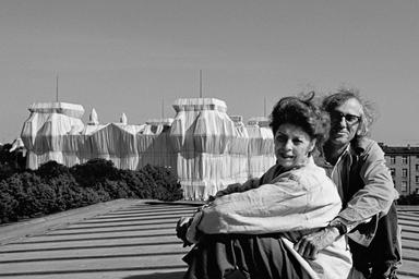 Christo et Jeanne-Claude devant le Reichstag enveloppé, Berlin 1995 © Fondation Christo et Jeanne-Claude/ VG Bild-Kunst, Bonn, 2022, photo : Wolfgang Volz