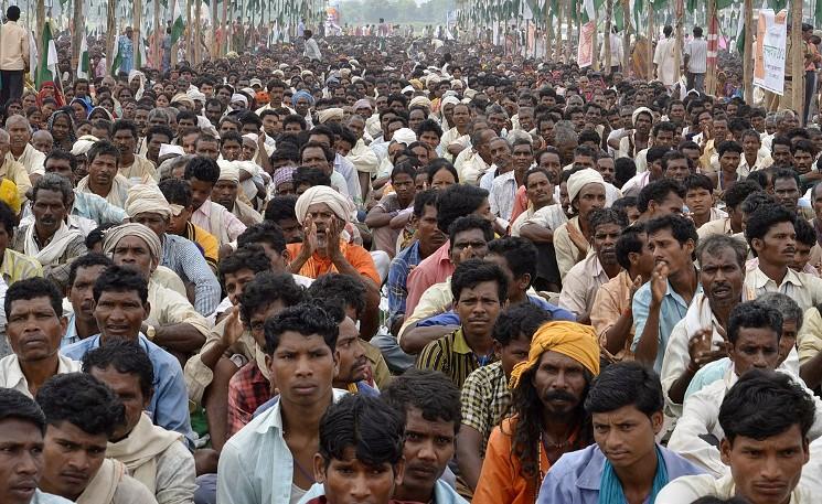 une foule d'hommes en Inde