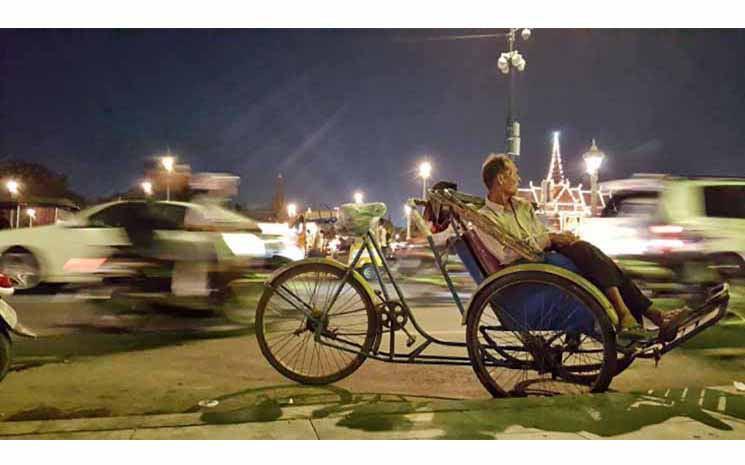  cyclo driver waits for clients in front of the Royal Palace in 2017