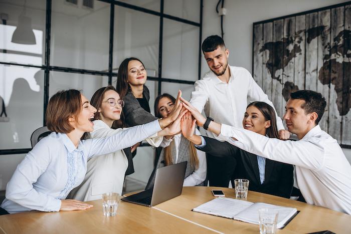 reunion de travail avec des employés contents