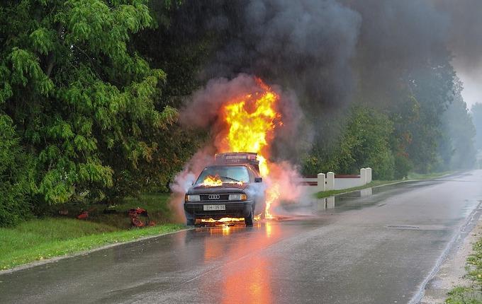 Une voiture en flamme après accident