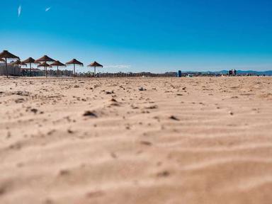 une plage avec du sable dans la Communauté valencienne