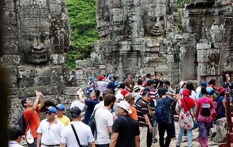 touristes au temple du Bayon Ministère du tourisme