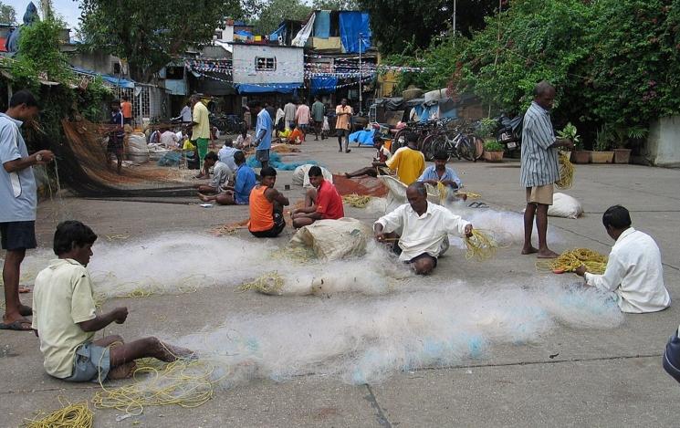 Des pêcheurs réparant leurs filets dans le Koliwada de Colaba à Mumbai