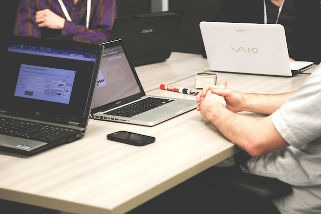 Des ordinateurs sur un bureau