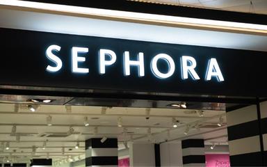 Si Sephora avait dû fermer ses portes il y a une vingtaine d’années dans la capitale britannique, l’enseigne française fait son grand come-back à Londres en mars 2023