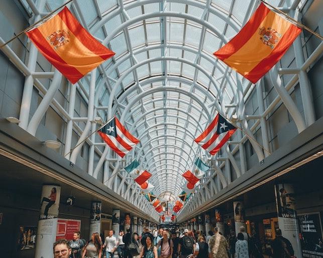 des touristes dans un aéroport