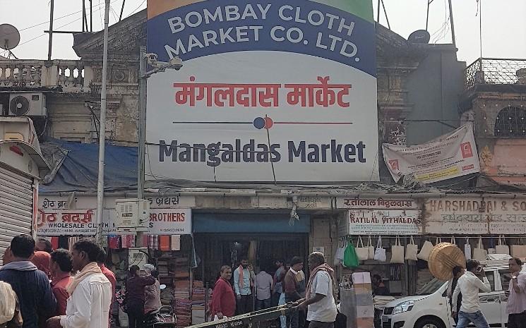 L'entrée principale de Mangaldas market à Mumbai