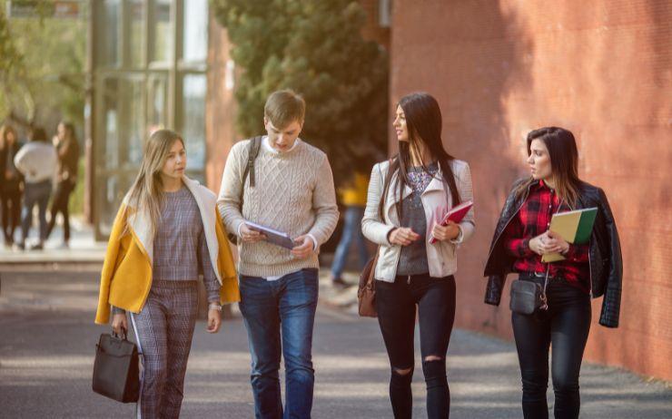 groupe d'étudiants qui marche dans la rue