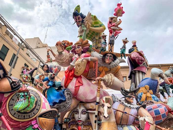 Un Ninot composé de figures de couleur en carton lors des Fallas de Valencia