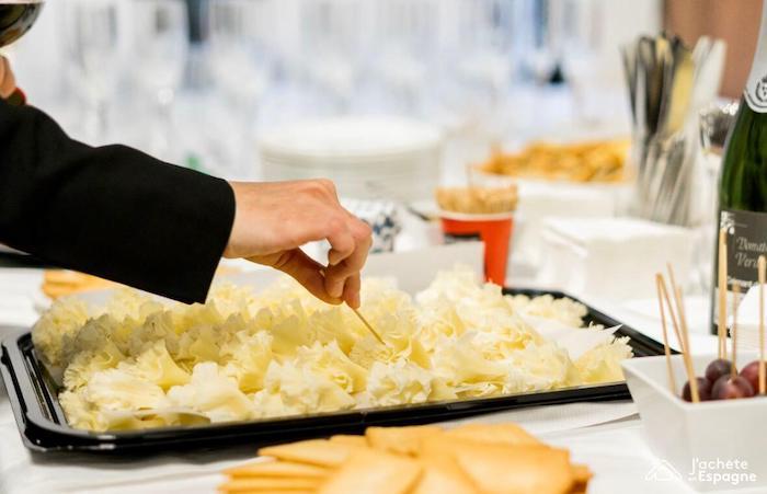 Une personne en train de déguster des fromages chez J'achète en Espagne lors des mascletàs 2023