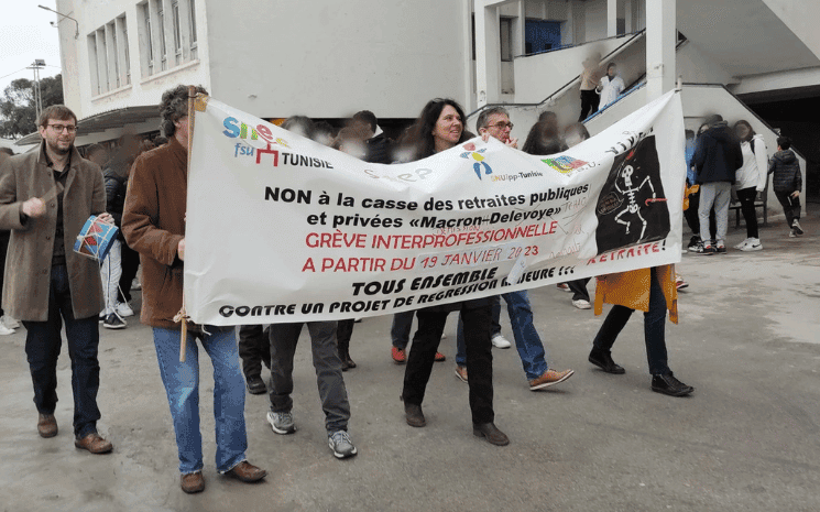 Au Lycée Pierre Mendès France de Tunis, les grévistes ont défilé dans l'établissement avec une banderole.