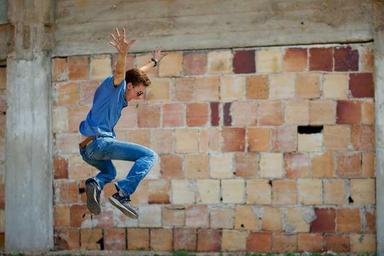 une homme en train de sauter