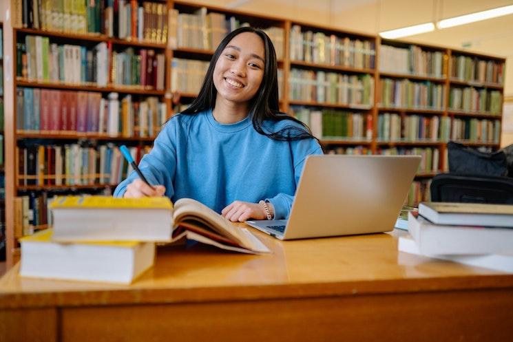 Etudiante avec un livre qui étudie