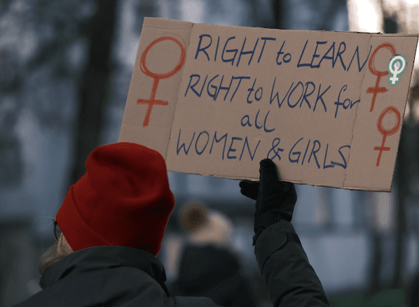 Pancarte manifestation : "Right to learn, right to work for all women and girl" 