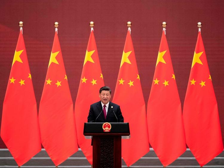 xi jinping fait un discours devant des drapeaux chinois