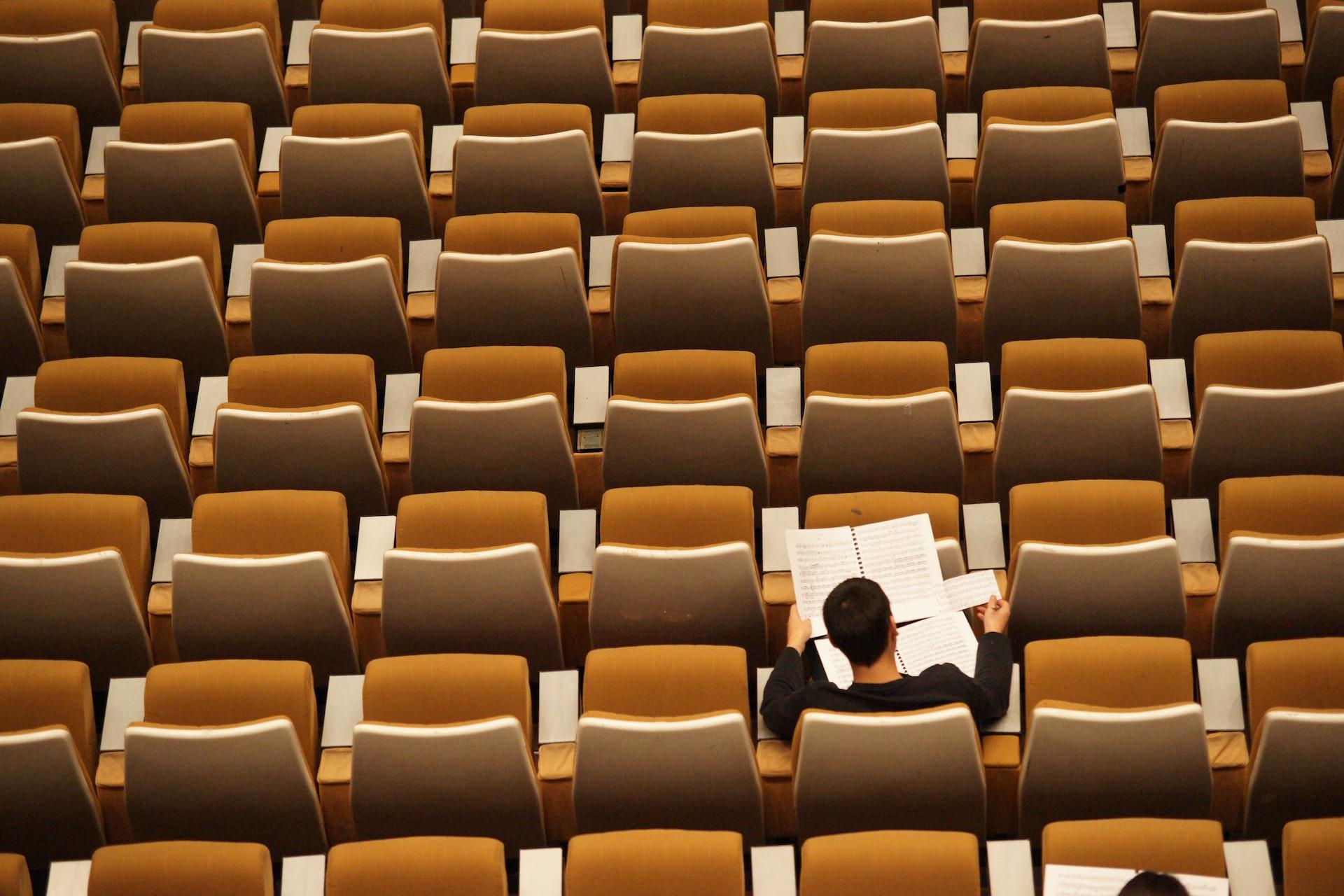 Etudiant seul dans un auditorium