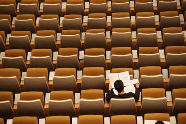 Etudiant seul dans un auditorium