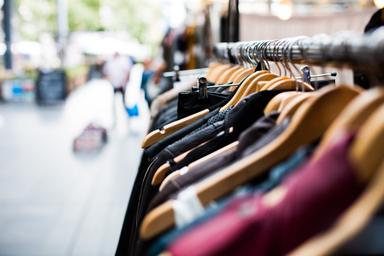 Un magasin de vêtements dans la rue