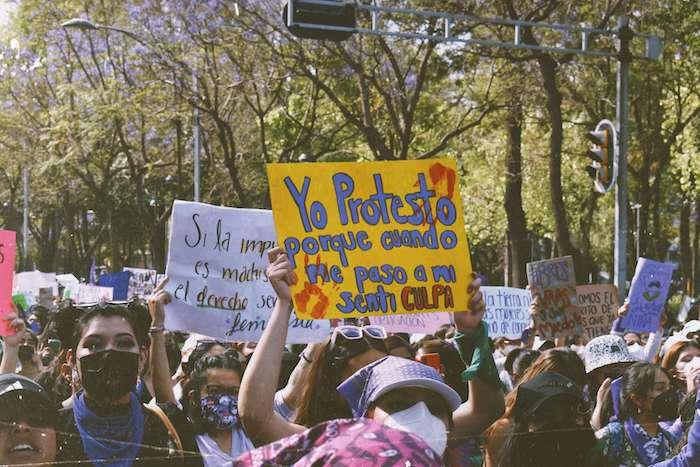 Des personnes en train de manifester pour les droits des femmes lors du 8M à Valencia