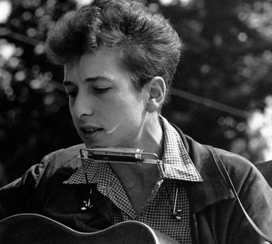 une photo de Bob Dylan en noir et blanc