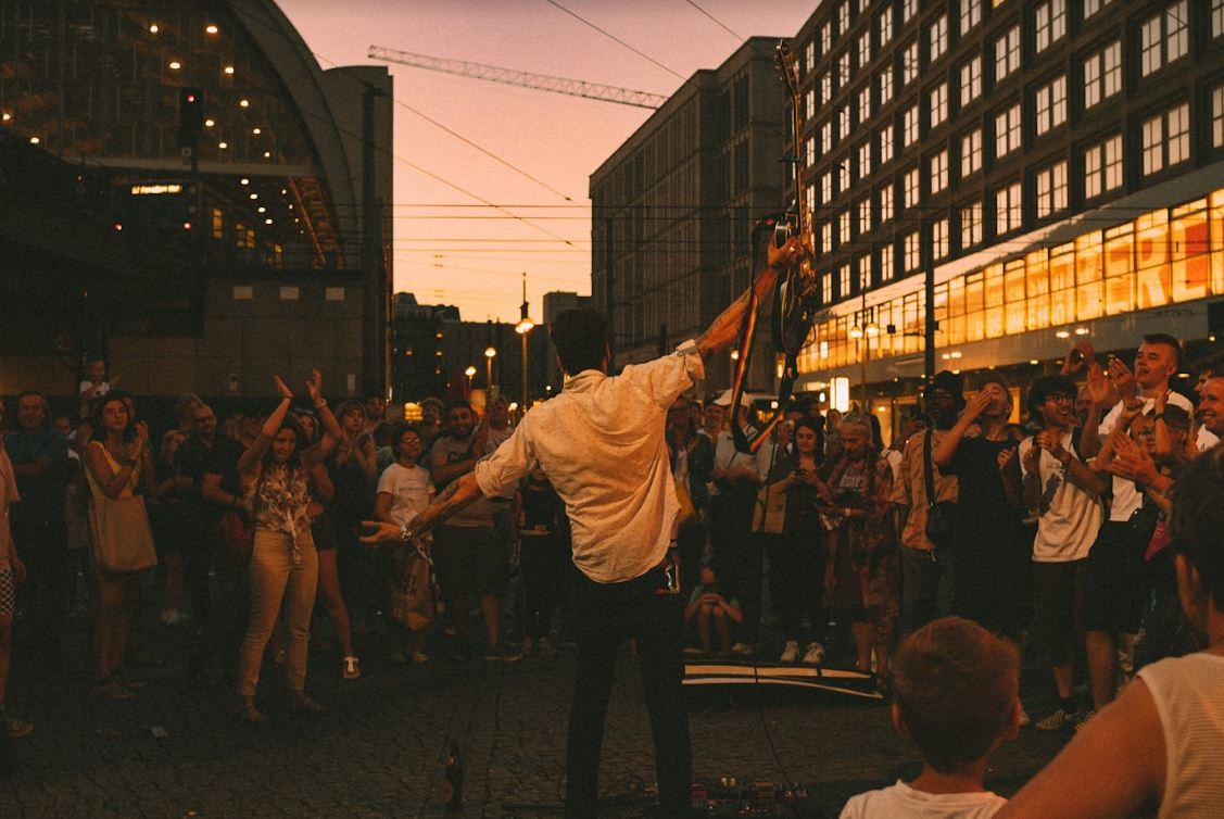 Frederick Fairytale en concert dans la rue à Berlin