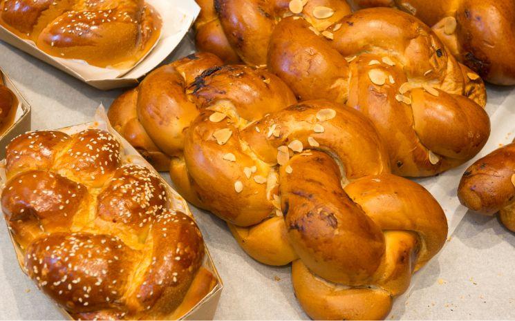Mangée tous les vendredis soirs pour shabbat, la challah est tout simplement la recette phare juive. Elle ressemble à une brioche, mais ne contient ni lait ni beurre…! Recette.