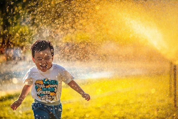 enfant heureux journée internationale du bonheur